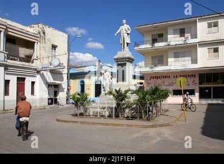SANCTI SPIRITUS, CUBA - 6 FEBBRAIO 2011: Le persone in bicicletta a Sancti Spiritus, Cuba. Con 133,00 persone, Sancti Spiritus è il 11th cubano più grande Foto Stock