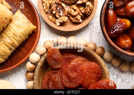 Gustosi dolci orientali con tasbih su sfondo grunge Foto Stock