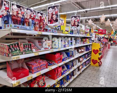 VARSAVIA, POLONIA - 11 DICEMBRE 2021: I prezzi dei dolci di Natale in un supermercato Auchan a Varsavia, Polonia. Auchan è un gruppo di vendita al dettaglio francese presente nel 14 c Foto Stock