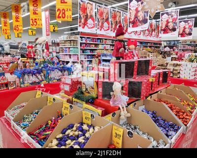 VARSAVIA, POLONIA - 11 DICEMBRE 2021: I prezzi dei dolci di Natale in un supermercato Auchan a Varsavia, Polonia. Auchan è un gruppo di vendita al dettaglio francese presente nel 14 c Foto Stock