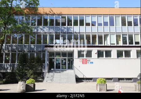 GLIWICE, POLONIA - 11 MAGGIO 2021: Edificio tipico della scuola elementare pubblica nella città di Gliwice, Polonia. Foto Stock