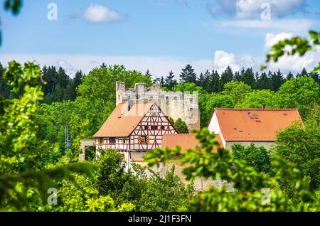 Vista dal sud del castello medievale di Derneck nella valle del fiume Grosse Lauter, Alb Svevo vicino a Reutlingen, Baden-Württemberg, Germania. Foto Stock