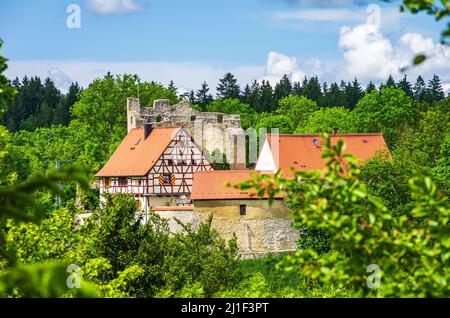 Vista dal sud del castello medievale di Derneck nella valle del fiume Grosse Lauter, Alb Svevo vicino a Reutlingen, Baden-Württemberg, Germania. Foto Stock