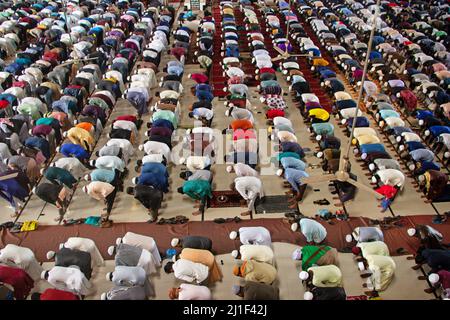 Decine di migliaia di devoti musulmani offrono la preghiera di Jummah alla Moschea Nazionale di Baiul Mukarram a Dhaka, Bangladesh. Circa 10.000-15.000 persone hanno frequentato la Moschea per le loro preghiere settimanali. La Moschea Nazionale del Bangladesh, conosciuta come Baitul Mukarram o la Casa Santa in inglese, è una delle 10 moschee più grandi del mondo e può ospitare fino a 40.000 persone, anche nello spazio aperto esterno. La moschea ha diverse caratteristiche architettoniche moderne e allo stesso tempo conserva i principi tradizionali dell'architettura Mughal, che da qualche tempo è stata dominante nel subcontinente indiano Foto Stock