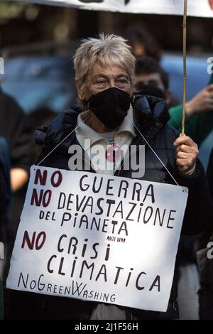 Roma, Italia. 25th Mar 2022. Oggi, venerdì per il futuro Roma - sostenuta da varie altre organizzazioni e movimenti ambientalisti - ha tenuto una manifestazione nel centro di Roma chiamata Global Strike for Climate. Lo scopo del raduno era quello di chiamare il governo italiano e tutti i governi mondiali, ad agire per un piano immediato, investimenti e politiche contro i cosiddetti cambiamenti climatici e la conseguente crisi climatica. Foto Stock