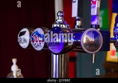 Il marchio CARLING Beer è esposto sulle pompe di birra alla spina in un pub del Regno Unito con sfondo morbido Foto Stock