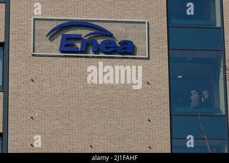 Poznan, Polonia - 24 marzo 2020: Logo del marchio ENEA, il principale fornitore di energia ed elettricità in Polonia. Logo sull'edificio degli uffici. Foto Stock