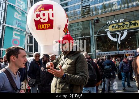 Parigi, Francia. 25th Mar 2022. Su iniziativa di tre sindacati del bus RATP, CGT, FO e UNSA, è stato organizzato un raduno di fronte al 'Maison de la RATP'. Gli sciatori, provenienti principalmente dai depositi di autobus nella Parigi intramurale, protestano contro la privatizzazione della Régie. Secondo i funzionari sindacali, il 80% dei macchinisti (conducenti di autobus) aveva smesso di lavorare dalla mattina; l'avviso escludendo il rinnovo dello sciopero, il traffico potrebbe essere normale domani. Parigi, Francia il 25 marzo 2022. Photo by Pierrick Villette/ABACAPRESS.COM Credit: Abaca Press/Alamy Live News Foto Stock