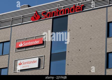 Poznan, Polonia - 24 marzo 2020: Logo di Santander, una multinazionale spagnola di servizi finanziari e banche commerciali fondata nel 1857. Logotyp Foto Stock