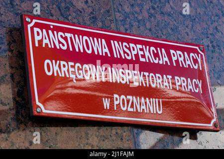 Poznan, Polonia - 24 marzo 2020: Logo e segno dell'Ispettorato Nazionale del lavoro (polacco: Panstwowa Inspekcja Pracy). Foto Stock