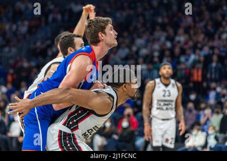 Istanbul, Turchia. 24th Mar 2022. Malcolm Delaney (R), Kyle Hines (C) di AX Armani Exchange Milano e Tibor Pleiss (L) di Anadolu Efes Istanbul in azione durante il round 32 della stagione 2021/2022 Turkish Airlines Eurolega Regular Season al Sinan Erdem Dome. Punteggio finale; Anadolu Efes 77:83 Milano. (Foto di Nicholas Muller/SOPA Images/Sipa USA) Credit: Sipa USA/Alamy Live News Foto Stock