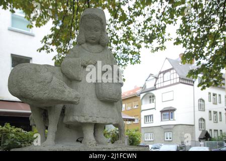 Figure alla Fontana del cofano di Cavallo Rosso piccolo a Sachsenhausen, Francoforte, Assia, Germania Foto Stock