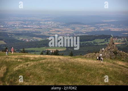 Veduta di Poppenhausen dalla Riserva della Biosfera di Wasserkuppe, UNESCO, Rhön, Assia, Germania Foto Stock