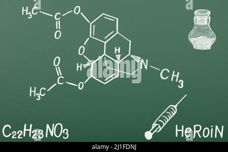 Formula chimica strutturale di eroina disegnata su lavagna. Isolato su sfondo scolastica Foto Stock