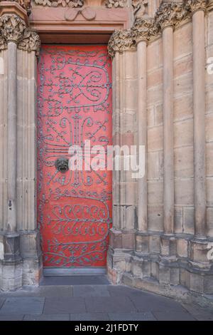 Porta con accessori presso la Chiesa Elisabetta di Marburg, Assia, Germania Foto Stock