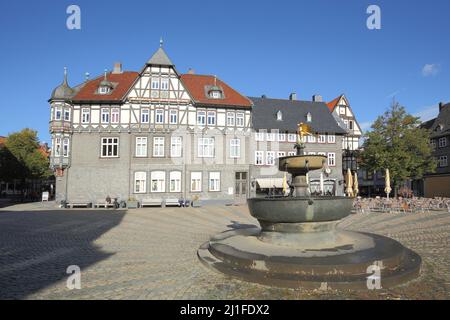 Case a graticcio sulla piazza del mercato con fontana di mercato a Goslar, bassa Sassonia, Germania Foto Stock