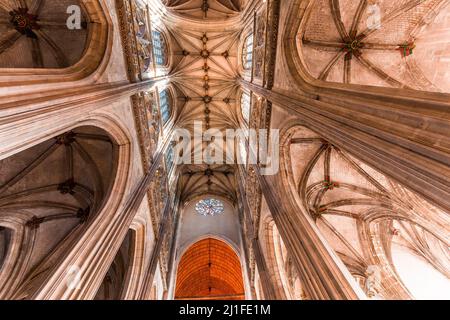 ABBEVILLE, SOMME, FRANCIA, 03 MARZO 2022 : interni e decori della chiesa collegiata di Saint Vufran Foto Stock