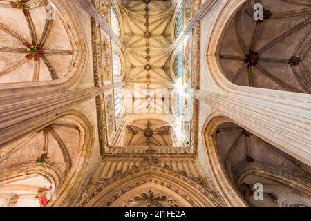 ABBEVILLE, SOMME, FRANCIA, 03 MARZO 2022 : interni e decori della chiesa collegiata di Saint Vufran Foto Stock