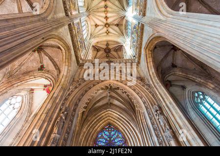 ABBEVILLE, SOMME, FRANCIA, 03 MARZO 2022 : interni e decori della chiesa collegiata di Saint Vufran Foto Stock