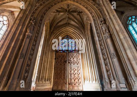 ABBEVILLE, SOMME, FRANCIA, 03 MARZO 2022 : interni e decori della chiesa collegiata di Saint Vufran Foto Stock