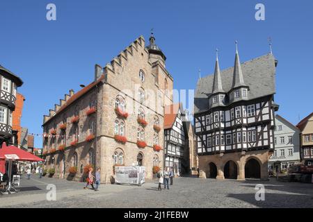 Piazza del mercato con enoteca costruita nel 1538 e municipio costruito nel 1512-1516 a Alsfeld, Assia, Germania Foto Stock