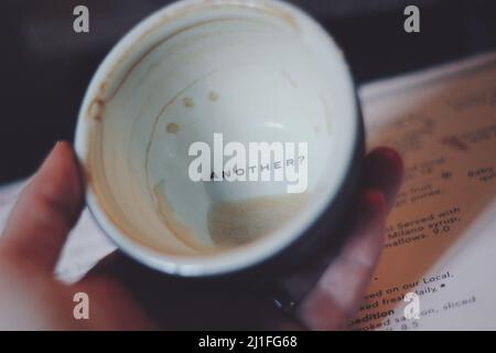 Tazza di caffè vuota, ne vuoi un'altra? Foto Stock