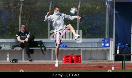 Primo : 25th marzo 2022, Fuvuball, 1st Bundesliga, stagione 2021/2022, Partita di prova, VfL Bochum - Heracles Almelo Simon ZOLLER, Bochum in pantaloncini e con maschera sulla palla, durante la pausa di metà tempo, Foto Stock