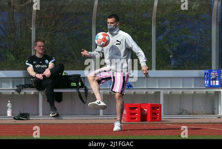 Primo : 25th marzo 2022, Fuvuball, 1st Bundesliga, stagione 2021/2022, Partita di prova, VfL Bochum - Heracles Almelo Simon ZOLLER, Bochum in pantaloncini e con maschera sulla palla, durante la pausa di metà tempo, Foto Stock