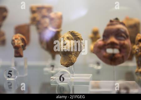 Parco Archeologico di Tindari, maschere in terracotta esposte all'interno del museo Foto Stock