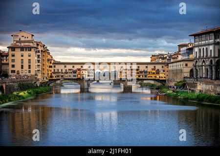 Ponte Vecchio, ponte medievale sul fiume Arno e Corridoio Vasariano a Firenze, Toscana Itañy. Foto Stock