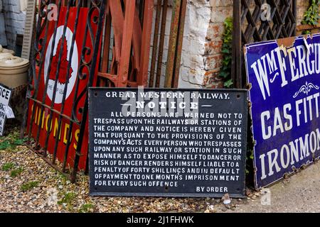 Un cartello d'epoca della Great Western Railway con un divieto wordy di riversare in vendita in un negozio di antiquariato a Hungerford, una città di mercato nel Berkshire Foto Stock