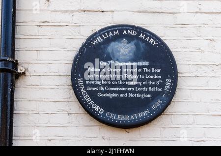 Targa commemorativa dell'arrivo di Guglielmo d'Orange (re Guglielmo III) al Bear inn nel 1688 a Hungerford, una città di mercato nel Berkshire, Inghilterra Foto Stock