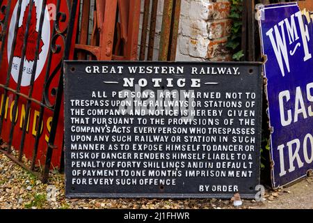 Un cartello d'epoca della Great Western Railway con un divieto wordy di riversare in vendita in un negozio di antiquariato a Hungerford, una città di mercato nel Berkshire Foto Stock