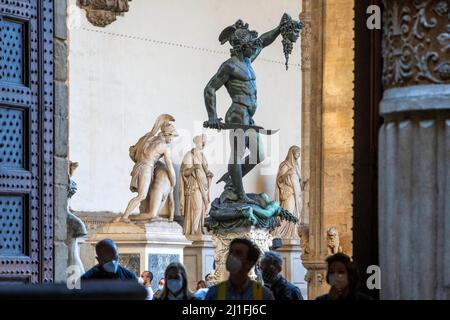 Firenze, Provincia di Firenze, Toscana, Italia. Piazza della Signoria. Statua di Perseo con la testa di Medusa. Benvenuto il Perseo di Cellini e il Lui Foto Stock