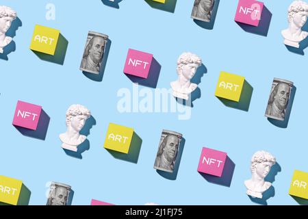 Modello con busto di David, statua del dollaro e gettone blockchain. Il concetto di arte contemporanea e cropto valuta del futuro Foto Stock