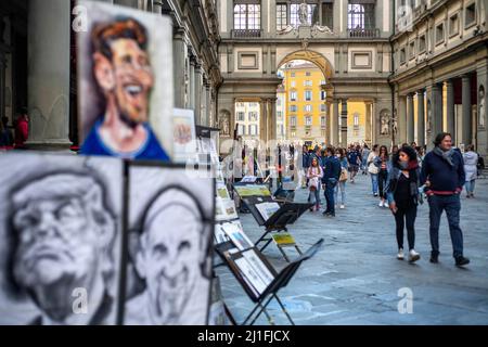 Artista fuori dalla Galleria degli Uffizi, Piazzale deli Uffizi, Firenze, Toscana, Italia, Europa. La Galleria degli Uffizi o Galleria degli Uffizi è un prominen Foto Stock