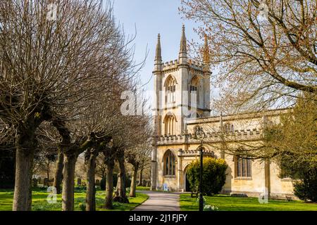 Vista della chiesa di St Lawrence in Hungerford, una città di mercato nel Berkshire, Inghilterra in una giornata di sole con cielo blu nel tardo inverno fino all'inizio della primavera Foto Stock