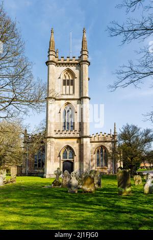 Vista della chiesa di St Lawrence in Hungerford, una città di mercato nel Berkshire, Inghilterra in una giornata di sole con cielo blu nel tardo inverno fino all'inizio della primavera Foto Stock
