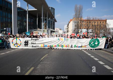 Berlino, Germania. 25th Mar 2022. I manifestanti sono scesi in piazza a Berlino il 25 marzo 2022 per chiedere un intervento urgente sul cambiamento climatico. La colorata manifestazione climatica di Berlino ha portato fuori manifestanti di tutte le età. Il movimento per il clima del venerdì per il futuro richiama l'attenzione sull'attuale guerra russa in Ucraina. (Credit Image: © Michael Kuenne/PRESSCOV via ZUMA Press Wire) Foto Stock