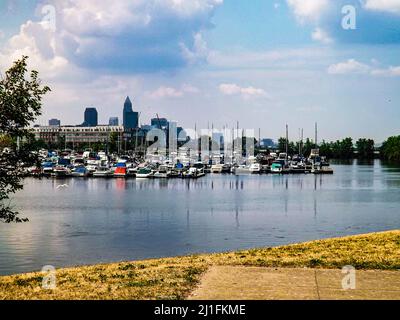 La strada di Marina e Park sulle rive del lago Erie vicino al centro di Cleveland, Ohio Foto Stock