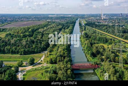 Essen, Renania Settentrionale-Vestfalia, Germania - Parco della riva del canale di Schurenbachhalde. Sulla sinistra la Schurenbachhalde. Sulla destra il Reno-Herne-Canal. Poll Foto Stock