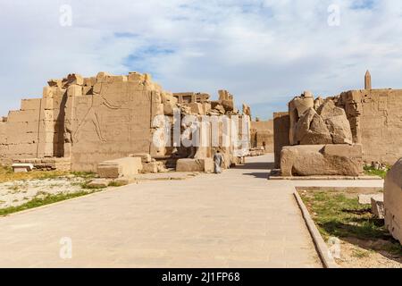 Il settimo pilone a Karnak, con bassorilievo raffigurante Thutmose III che colpì i suoi nemici nella battaglia di Megiddo Foto Stock