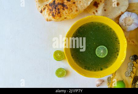 Zuppa egiziana Molokhia piatto posato con spazio copia Foto Stock