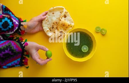 Donna che mangia la tradizionale zuppa egiziana di Molokhia Foto Stock