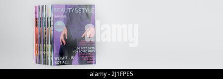pila di riviste di bellezza e stile isolato su grigio, vista dall'alto, banner Foto Stock