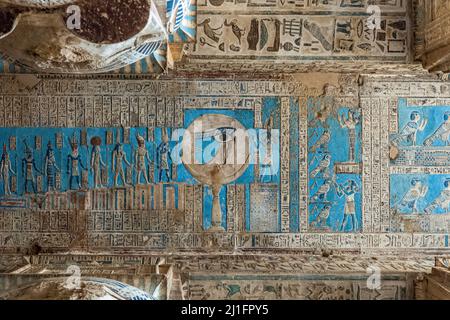 La luna di ceretta e l'occhio di Horus nella sala ipocrita esterna del Tempio di Hathor, con colonne e soffitto intagliati Foto Stock