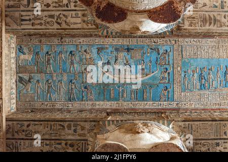 Sala esterna ipostile del Tempio di Hathor, il soffitto decorato che mostra Osiride, come personificazione della luna, con Neftys e Isis su una nave Foto Stock