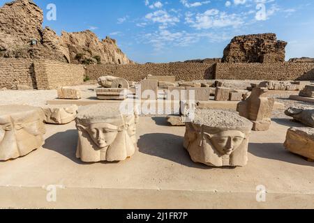 Teste scolpite della dea Hathor a Dendera Foto Stock