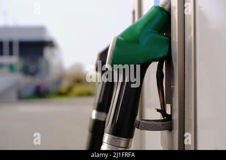 Ugelli di riempimento pompa benzina - Stazione di gas - concetto di crisi energetica Foto Stock