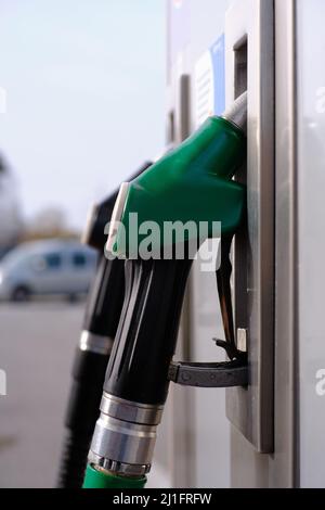 Ugelli di riempimento pompa benzina - Stazione di gas - concetto di crisi energetica Foto Stock